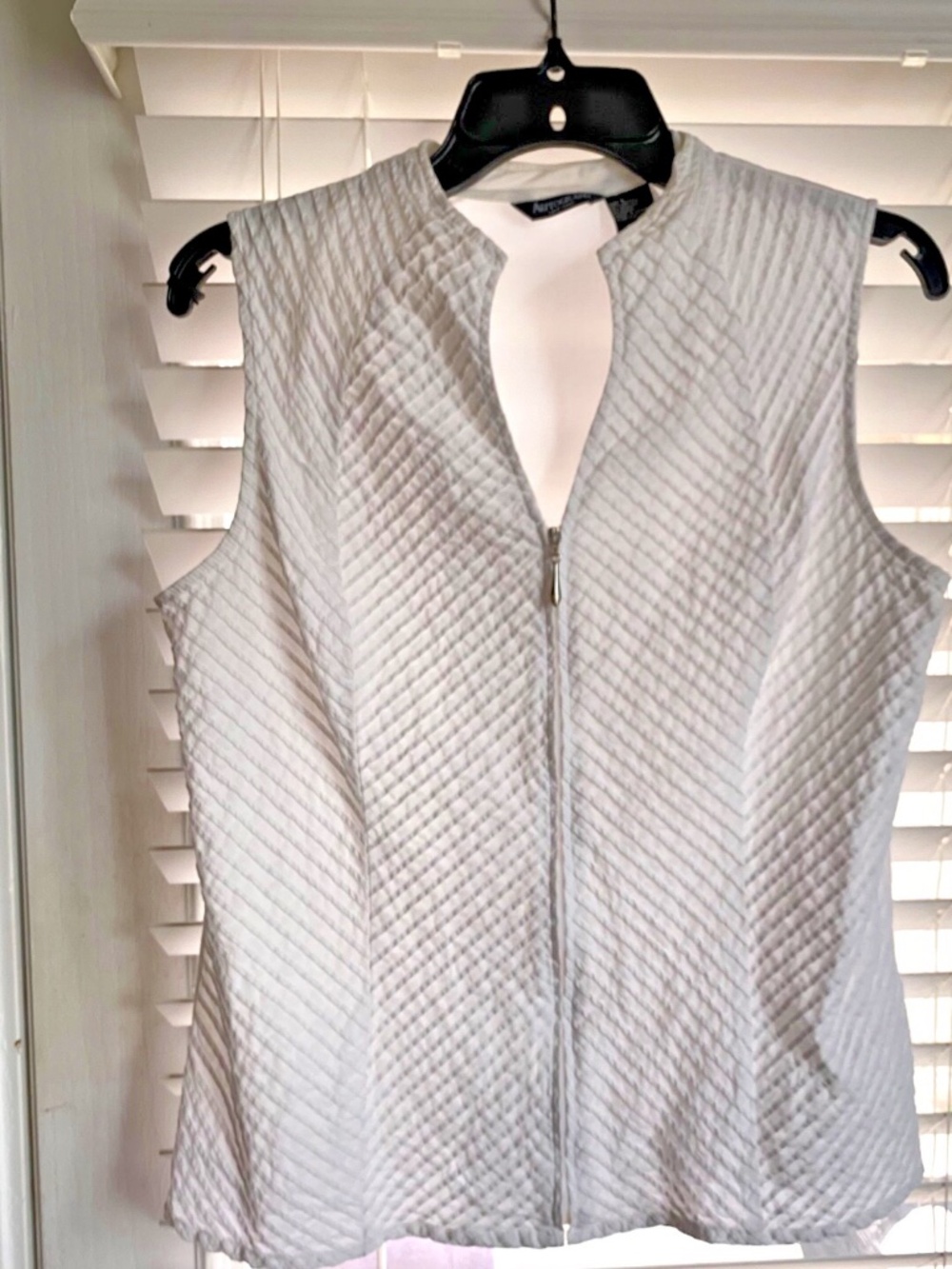 WHITE TOP WITH STITCHED DESIGNS FRONT ZIPPER STRETCH SZ LARGE
